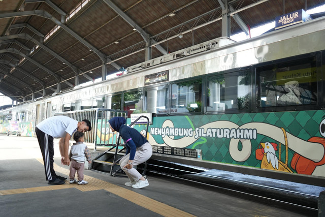 Livery Tematik Idulfitri 1446H pada body eksterior kereta. Foto: Humas Daop 8 Surabaya