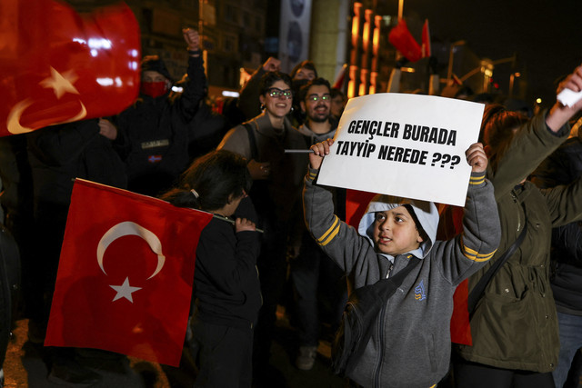 Para pendukung Wali Kota Istanbul Ekrem Imamoglu berkumpul di luar gedung Istanbul Metropolitan Municipality untuk memprotes penahanan Imamoglu, di Istanbul, Rabu (19/3/2025). Foto: Murad Sezer/Reuters