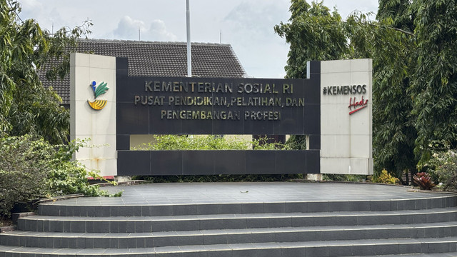 Suasana saat keluar gerbang dari Pusat Pendidikan, Pelatihan, Pengembangan Profesi (Pusdiklatbangprof) Kementerian Sosial RI di Pondok Indah, Jakarta Selatan. Foto: Abid Raihan/kumparan