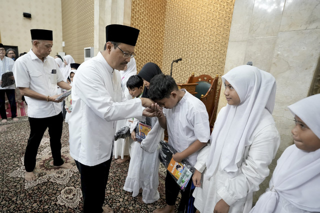 Menteri Sosial Saifullah Yusuf (Gus Ipul) hadiri Buka Puasa Bersama Seribu Anak Yatim dan Dhuafa di Masjid Al Hikmah, Kemensos, Kamis (20/3/2025).  Foto: Dok. Kemensos