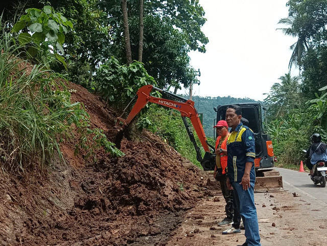 Kepala Dinas BMBK Provinsi Lampung, M. Taufiqullah saat meninjau perbaikan drainase di ruas jalan Lempasing-Padang Cermin, Kabupaten Pesawaran | Foto : Ist