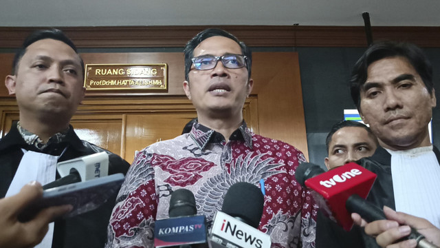 Febri Diansyah menanggapi penggeledahan Visi Law Office terkait kasus TPPU eks Menteri Pertanian Syahrul Yasin Limpo (SYL), di Pengadilan Tipikor Jakarta, Jumat (21/3/2025). Foto: Fadhil Pramudya/kumparan