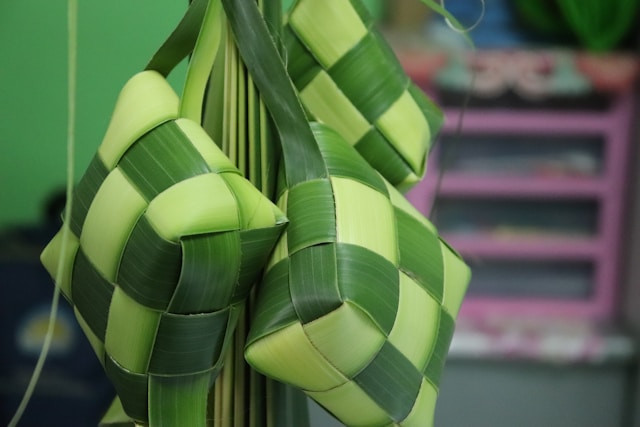 Ilustrasi Cara Mengisi Ketupat dengan Beras. Foto: dok. Unsplash/Mufid Majnun