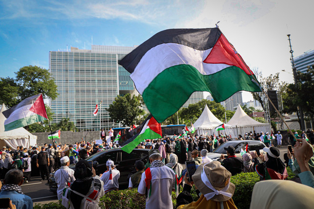 Ratusan massa Aksi Bela Palestina berkumpul di seberang Kantor Kedutaan Besar Amerika Serikat (AS) untuk Indonesia di Jalan Medan Merdeka Selatan, Jakarta Pusat, Jumat (21/3/2025). Foto: Iqbal Firdaus/kumparan