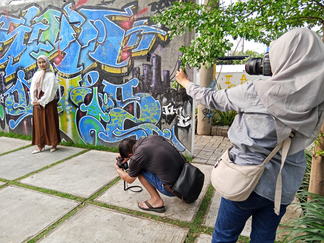 Dua orang fotografer sedang membidik pose sang model. Foto: Masruroh/Basra