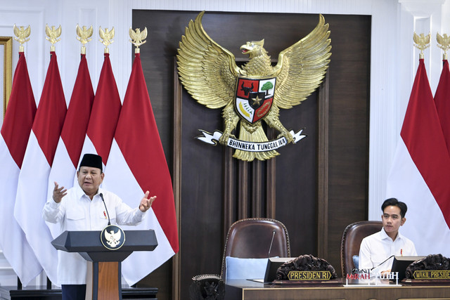 Presiden Prabowo Subianto (kiri) disaksikan Wakil Presiden Gibran Rakabuming Raka memberikan pengantar saat memimpin sidang kabinet paripurna di Kantor Presiden, Jakarta, Jumat (21/3/2025). Foto: ANTARA FOTO/Hafidz Mubarak A