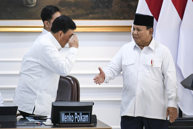 Presiden Prabowo Subianto (kanan) menyalami Menko Polkam Budi Gunawan saat memimpin sidang kabinet paripurna di Kantor Presiden, Jakarta, Jumat (21/3/2025). Foto: ANTARA FOTO/Hafidz Mubarak A