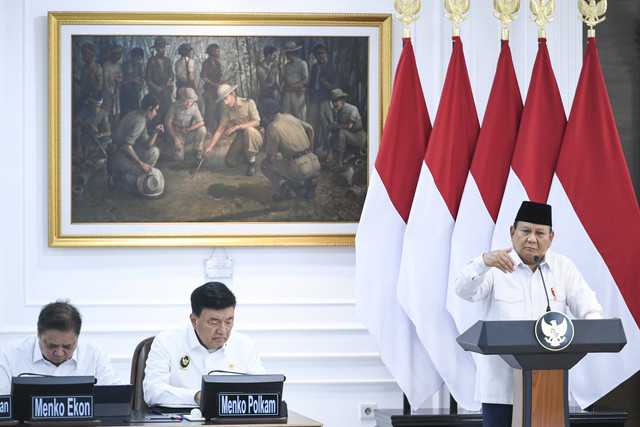 Presiden Prabowo Subianto (kanan) memberikan pengantar saat memimpin sidang kabinet paripurna di Kantor Presiden, Jakarta, Jumat (21/3/2025). Foto: ANTARA FOTO/Hafidz Mubarak A