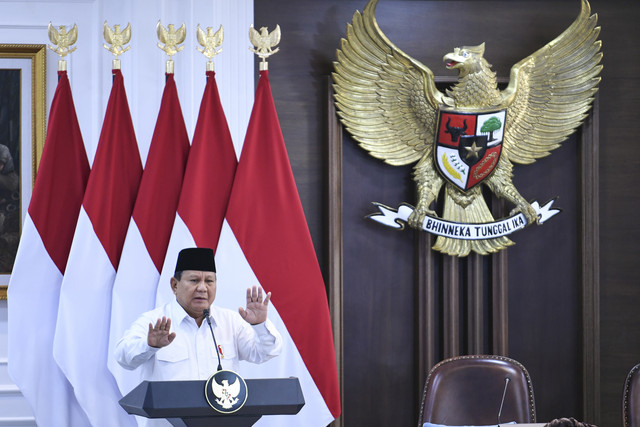 Presiden Prabowo Subianto (kanan) memberikan pengantar saat memimpin sidang kabinet paripurna di Kantor Presiden, Jakarta, Jumat (21/3/2025). Foto: ANTARA FOTO/Hafidz Mubarak A