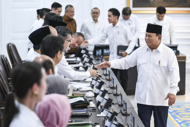 Presiden Prabowo Subianto (kanan) dan Wakil Presiden Gibran Rakabuming Raka (kedua kanan) menyalami menteri saat bersiap memimpin sidang kabinet paripurna di Kantor Presiden, Jakarta, Jumat (21/3/2025). Foto: ANTARA FOTO/Hafidz Mubarak A