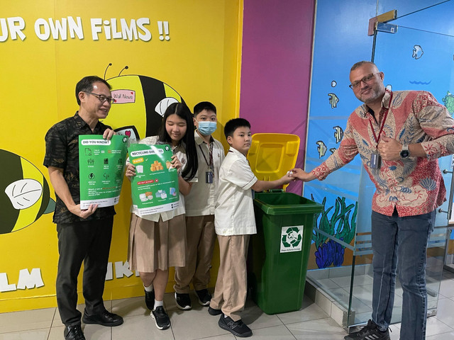 Para siswa BINUS SCHOOL Simprug melakukan pengumpulan sampah kertas untuk didaur ulang. Foto: dok: Binus School Simprug