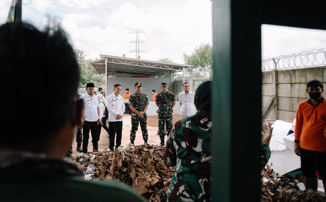 Wali Kota dan Wakil Wali Kota Palembang, Ratu Dewa-Prima Salam saat meninjau Mesin Olah Runtah (Motah) bersama Panglima TNI, Agus Subiyanto. (ist)