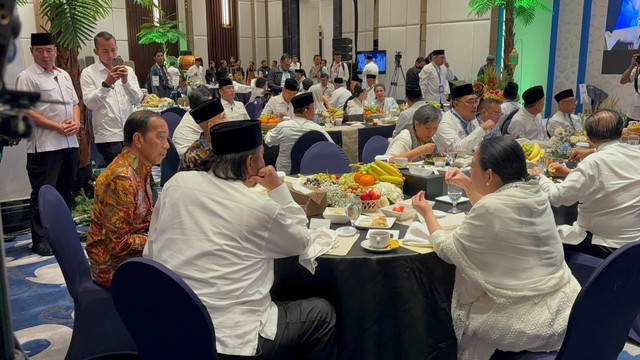 Momen Ketua DPP PDIP Puan Maharani dan Presiden ke-7 RI Joko Widodo (Jokowi) berdialog panjang di Bukber NasDem, di NasDem Tower, Jakarta pada Jumat (21/3). Foto: Abid Raihan/kumparan