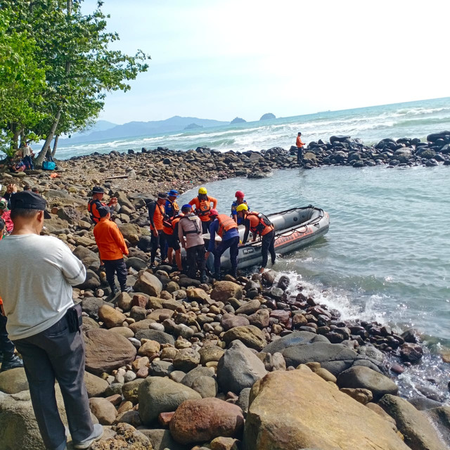 Tim gabungan Lampung, saat dalam  proses pencarian korban | Foto : Ist