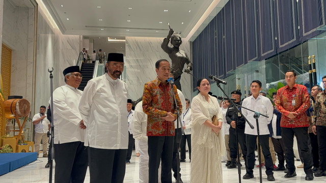 Ketua Umum Surya Paloh, Presiden Ke-7 Joko Widodo, dan Ketua DPP PDIP Puan Maharani usai Bukber di NasDem Tower, Jakarta pada Jumat (21/3). Foto: Abid Raihan/kumparan