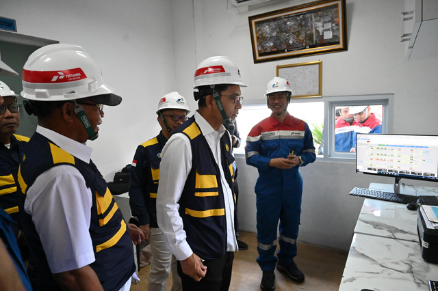 Sekretaris Jenderal Kementerian ESDM Dadan Kusdiana (kedua dari kanan) saat melakukan kunjungan ke Terminal Bahan Bakar Minyak (TBBM) Kertapati, Palembang, Sumatera Selatan pada Jumat (21/3) dalam memastikan gas menjelang Lebaran 2025. Foto: Dok. Pertamina