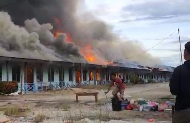 Kebakaran yang menghanguskan Rumah Betang di Desa Kekurak, Kecamatan Badau, Kabupaten Kapuas Hulu. Foto: Dok. Istimewa