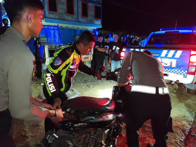 Polisi mengamankan sepeda motor korban kecelakaan di Jalan Merdeka Timur Sekadau. Foto: Dok. Polres Sekadau