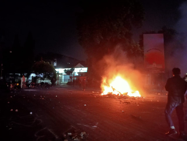 Demo tolak RUU TNI di Bandung ricuh hingga Sabtu (22/1) dini hari. Foto: Dok. kumparan