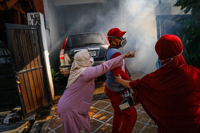 Fogging pencegahan DBD di kawasan Rungkut Asri Surabaya. Foto-foto : Dipta Wahyu/BASRA