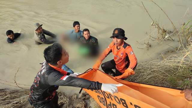 Tim SAR Gabungan evakuasi korban tenggelam di aliran Sungai Gandong, di Desa Ngrejeng, Kecamatan Purwosari, Kabupaten Bojonegoro, Jawa Timur. Jumat malam (21/03/2025). (Aset: Istimewa)