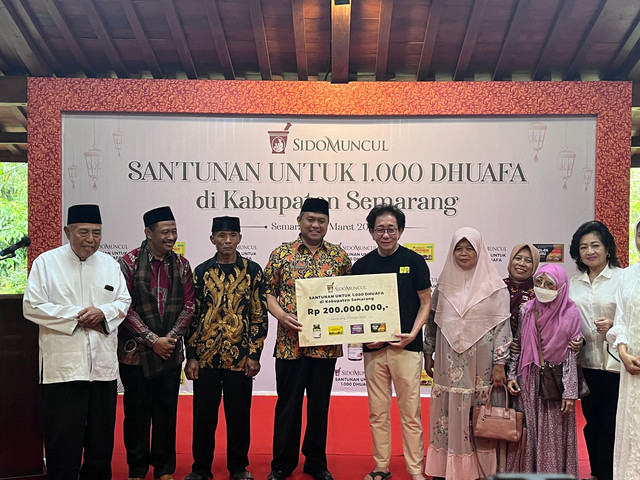 Sido Muncul memberikan santunan kepada 1.000 dhuafa yang berada di sekitar pabrik, Jumat (21/3). Foto: kumparan