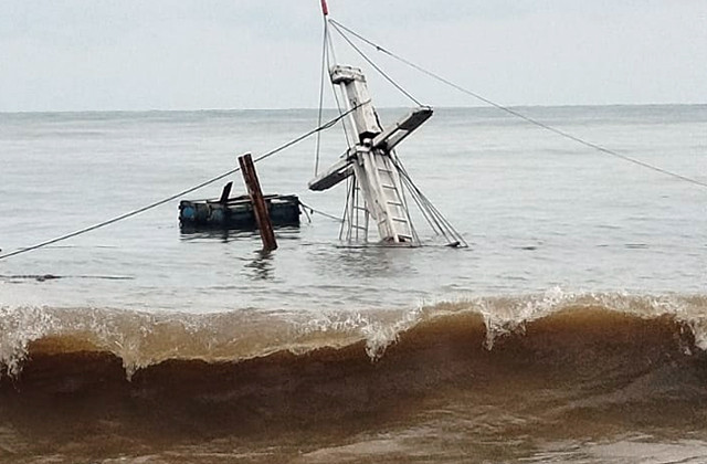 Kapal bermuatan kopra asal Donggala yang karam di perairan Boyong Pante-Ongkaw, Kabupaten Minahasa Selatan, Sulawesi Utara. (foto: polairud polda sulut)