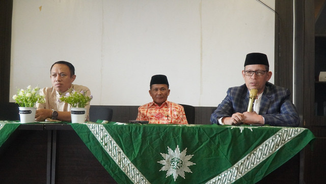 Rektor Universitas Muhammadiyah (Unismuh) Makassar membuka kegiatan Workshoop dan Klinik Proposal Penelitian dan Pengabdian Masyarakat yang digelar di Aula FISIPOL Unismuh Makassar, Sabtu 22 Maret 2025. 