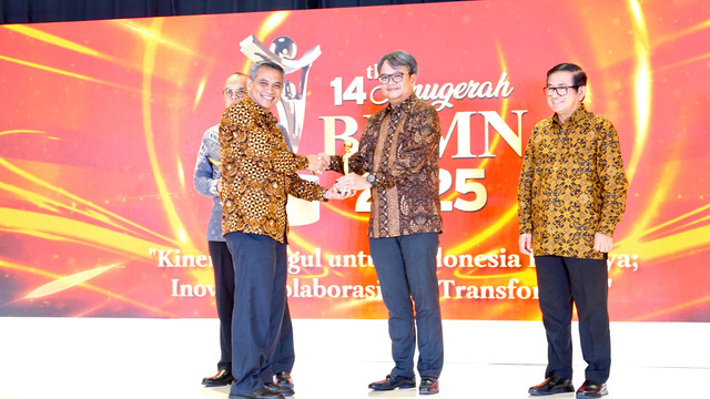 Direktur Utama Pelita Air, Dendy Kurniawan (kedua dari kanan) saat menerima penghargaan Strategi Pertumbuhan Perusahaan Terbaik pada Anugerah BUMN 2025, Kamis (20/3/2025). Foto: Dok. Pertamina