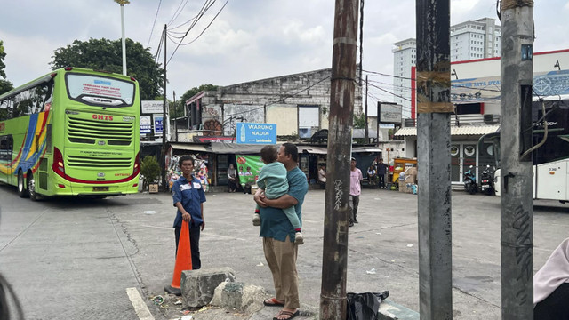 Suasana di terminal Lebak Bulus, Jakarta Selatan, Sabtu (22/3/2025).  Foto: Zamachsyari/kumparan