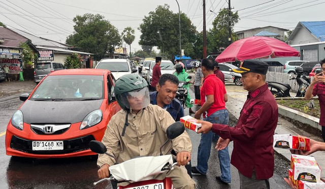 Ramadan Berkah, Lapas Takalar Bagikan Takjil kepada Pengguna Jalan