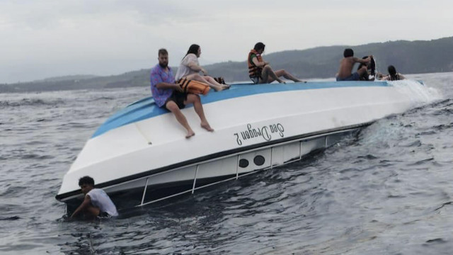 Suasana insiden kapal snorkleing terbalik di Perairan Kelingking Point, Kecamatan Nusa Penida, Kabupaten klungkung, Bali, Jumat (21/3) kemarin. Foto: Dok. Polres Klungkung