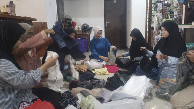 Suasana proses penyortiran donasi #SharingKebaikan kumparan, bersama tim Bersibersi Lemari di markas mereka yang berada di Pulo Gadung, Jakarta Timur, Sabtu (22/3/2025).  Foto: Thomas Bosco/kumparan