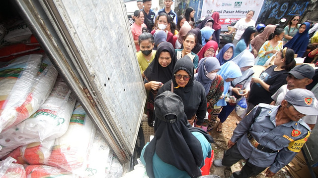 Antrean warga yang didominasi Ibu-ibu memadati giat operasi pasar selama ramadan di Kelurahan 29 Ilir Jalan Ki Gede Ing Suro, Sabtu (22/3) Foto: ary/urban id