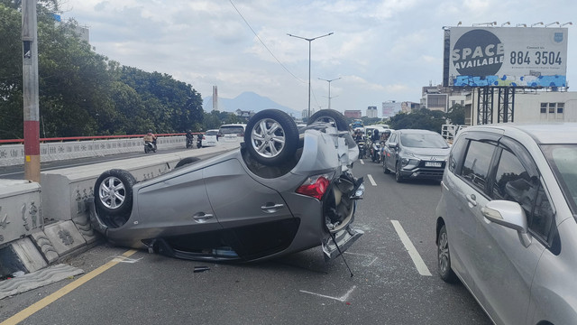 Mobil Brio yang tertabrak pick up saat dievakuasi di Flyover Pasupati, Bandung, pada Sabtu (22/3/2025). Foto: Dok. Satlantas Polrestabes Bandung