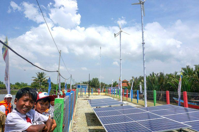 Teknologi energi baru dan terbarukan HEOP (Hybrid Energy One Pole), Program CSR Pertamina RU IV Cilacap, menggabungkan sel surya dan kincir angin untuk memenuhi kebutuhan listrik warga di Dusun Bondan, Desa Ujungalang, Kecamatan Kampung Laut, Cilacap. Foto: Dok. Pertamina