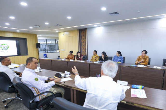 OIKN berdiskusi dengan perwakilan negara Thailand di City Hall Kantor OIKN Kota Nusantara di Kecamatan Sepaku, Kabupaten Penajam Paser Utara, Provinsi Kalimantan Timur.  Foto: ANTARA/HO-dokumen Humas OIKN