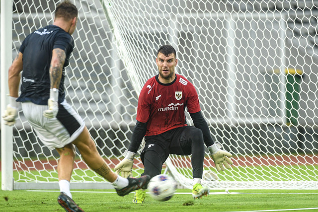 Penjaga gawang Timnas Indonesia Maarten Paes melakukan latihan jelang pertandingan Kualifikasi Piala Dunia 2026 di Stadion Madya, komplek GBK, Senayan, Sabtu (22/3/2025). Foto: ANTARA FOTO/Muhammad Adimaja