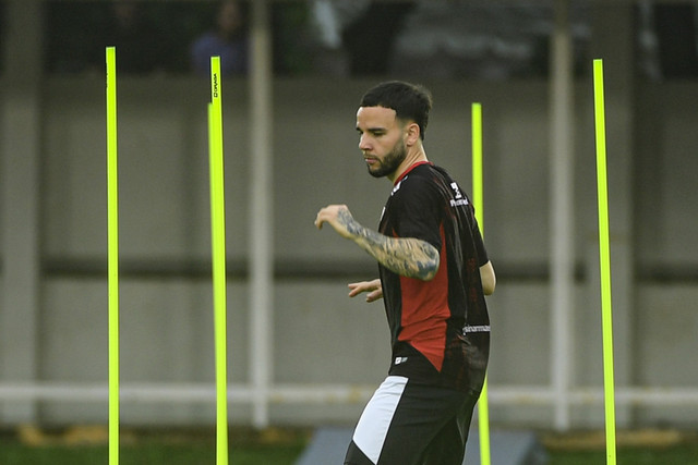 Pemain Timnas Indonesia Calvin Verdonk melakukan latihan jelang pertandingan Kualifikasi Piala Dunia 2026 di Stadion Madya, komplek GBK, Senayan, Sabtu (22/3/2025).  Foto: ANTARA FOTO/Muhammad Adimaja