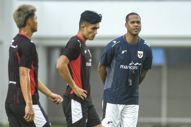 Pelatih Timnas Indonesia Patrick Kluivert (kanan) bersama anak asuhnya saat latihan jelang pertandingan Kualifikasi Piala Dunia 2026 di Stadion Madya, komplek GBK, Senayan, Sabtu (22/3/2025). Foto: ANTARA FOTO/Muhammad Adimaja