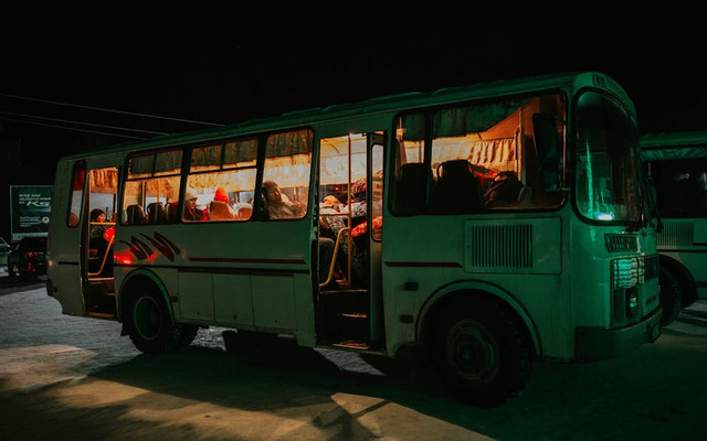 Bus Balikpapan-Banjarmasin. Foto hanya ilustrasi, bukan tempat sebenarnya. Sumber: pexels.com/Sultan Raimosan