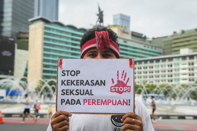 Sejumlah anggota Forum Perempuan Diaspora nusa Tenggara Timur (FPD NTT) membawa atribut aksi untuk menolak kekerasan seksual saat car free day (CFD) di Kawasan Bundaran HI, Jakarta, Minggu (23/3/2025). Foto: Sulthony Hasanuddin/ANTARA FOTO 