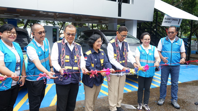 Wakil Menteri ESDM, Yuliot Tanjung (ketiga dari kanan), meresmikan SPKLU Ultra Fast Charger di PLN UP3 Pontianak dengan melakukan pengguntingan pita. Foto: Dok. PLN Kalbar