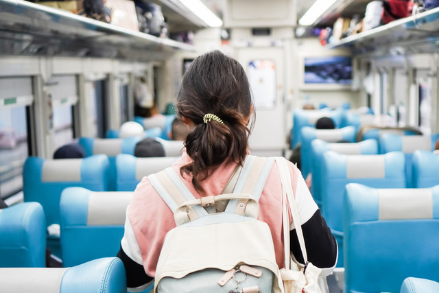 Ilustrasi solo traveling murah naik kereta. Foto: Shutterstock