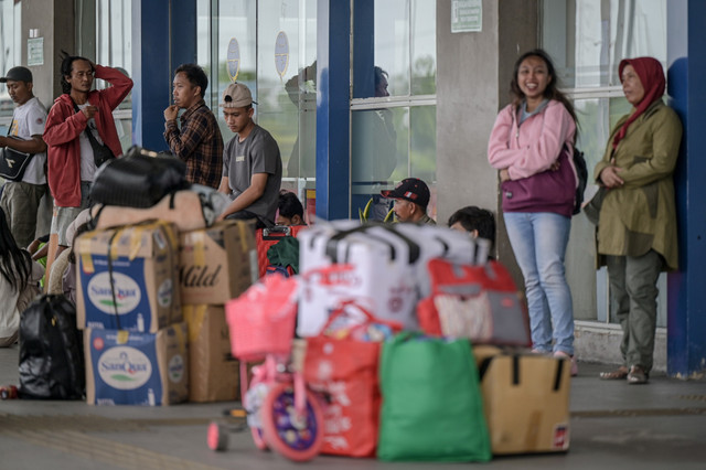 Sejumlah calon penumpang menunggu jadwal keberangkatan bus di Terminal Terpadu Pulo Gebang, Jakarta, Jumat (21/3/2025). Foto: Fauzan/ANTARA FOTO