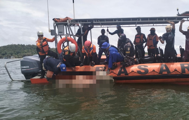 Tim gabungan saat menemukan dan mengevakuasi korban di Perairan Kendawangan, Ketapang. Foto: Dok. Polres Ketapang