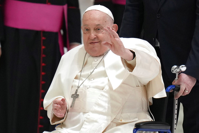 Paus Fransiskus melambaikan tangan saat tiba untuk audiensi umum mingguan di Paul VI Hall, di Vatikan, Rabu, 12 Februari 2025 Foto: Alessandra Tarantino/AP Photo