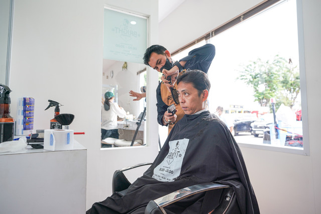 Salah satu fasilitas yang ditawarkan Serambi MyPertamina yakni barbershop gratis. Foto: dok. Pertamina Patra Niaga