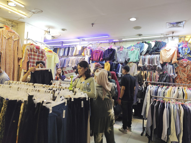 Masyarakat berburu pakaian bekas atau thrifting di Pasar Senen, Jakarta, pada Minggu (23/3/2025). Foto: Luthfi Humam/kumparan