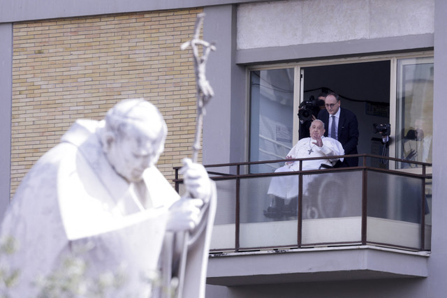 Paus Fransiskus tampil di depan umum untuk pertama kalinya dalam lima minggu, pada hari ia akan keluar dari Rumah Sakit Gemelli, di Roma, Italia, Minggu (23/3/2025). Foto: Remo Casilli/REUTERS